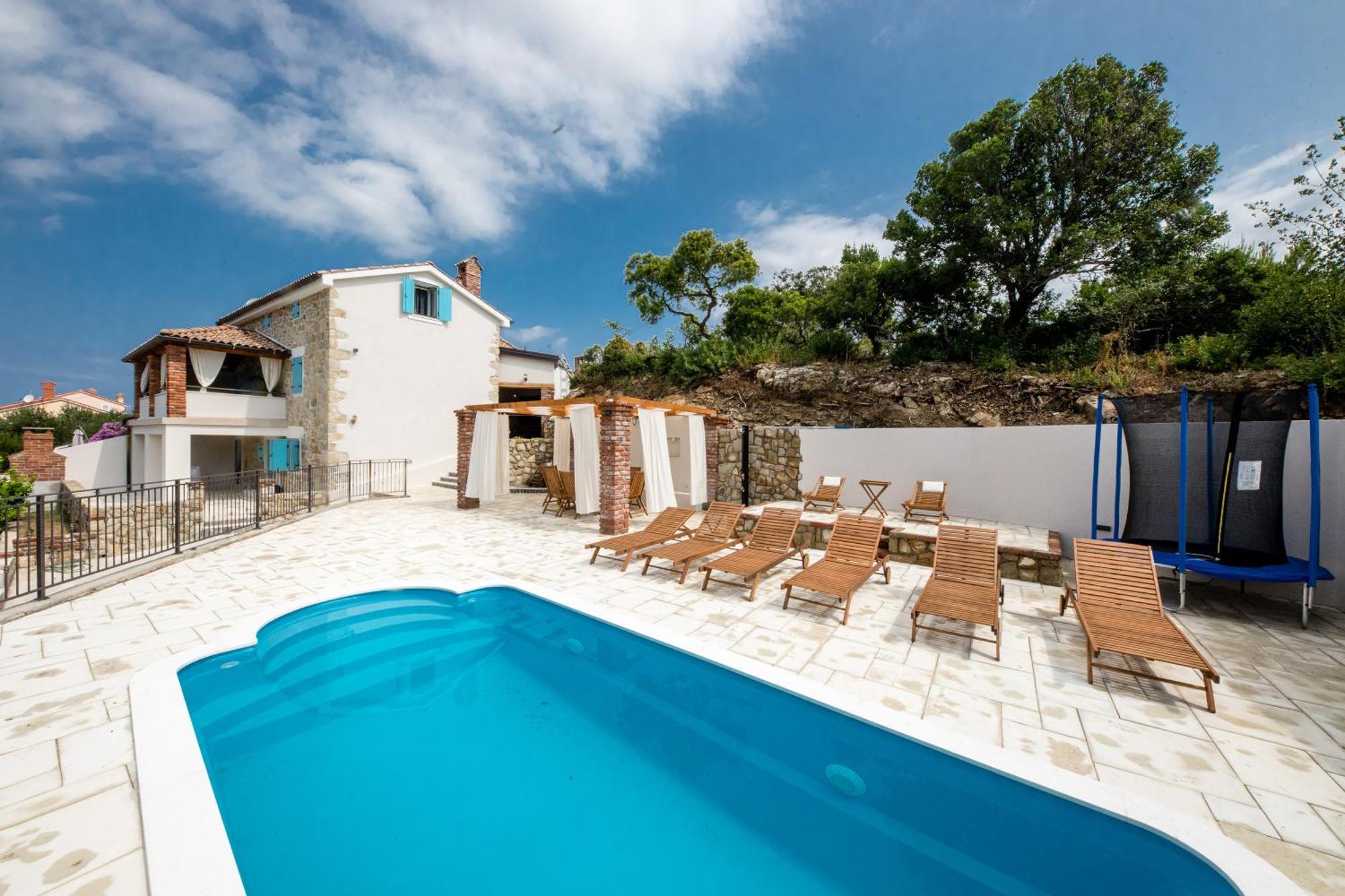 Copun With Heated Pool Villa