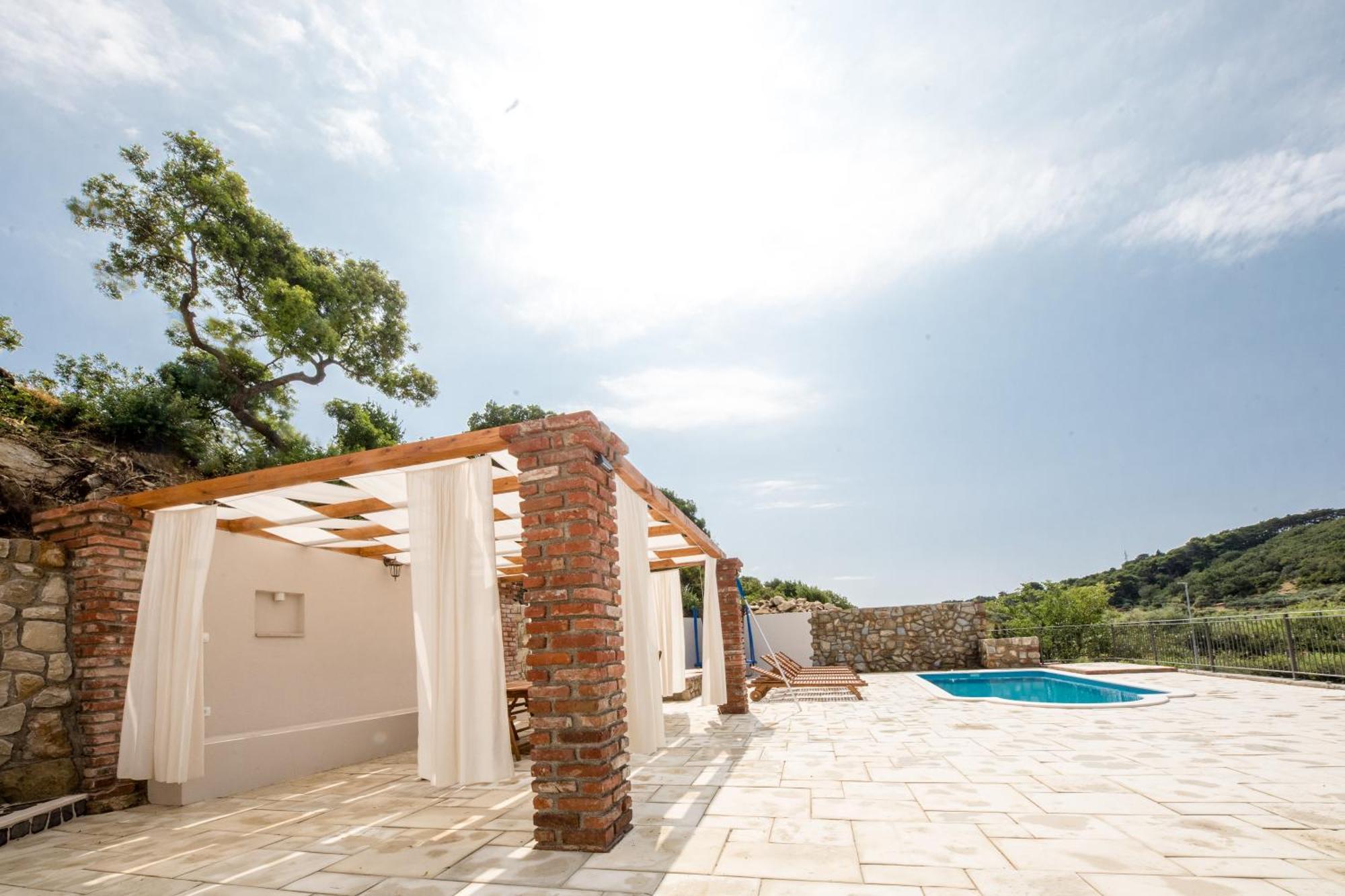 Copun With Heated Pool Villa Mundanije