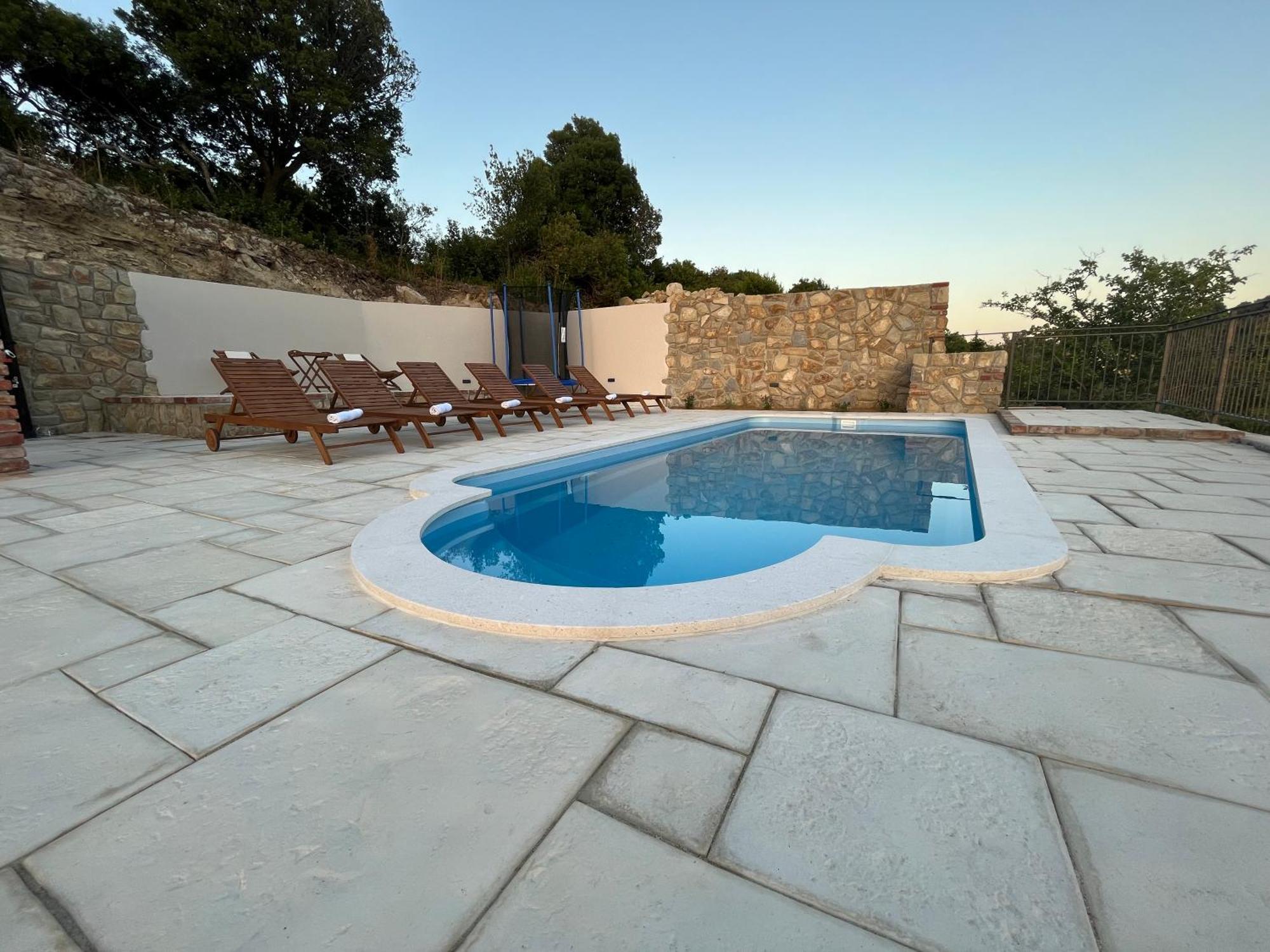 Copun With Heated Pool Mundanije
